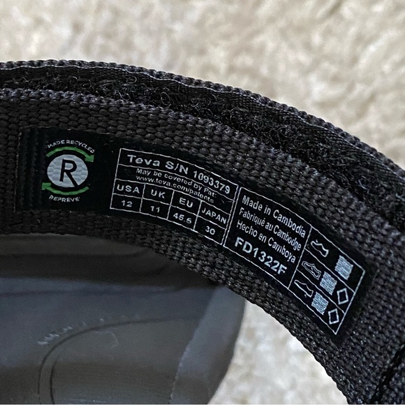 New with box Teva Hurricane 4 black sandals men’s size variation main image 7